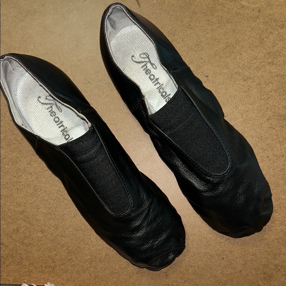 Theatricals Women's Black Leather Ballet Flats